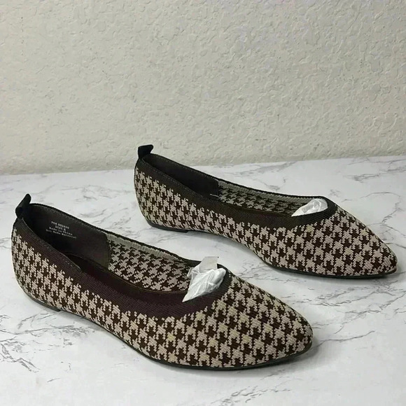 NWT JOURNEE COLLECTION-  KARISE SLIP ON DRESSY POINTED TOE FLATS Size 6 - Picture 4 of 11